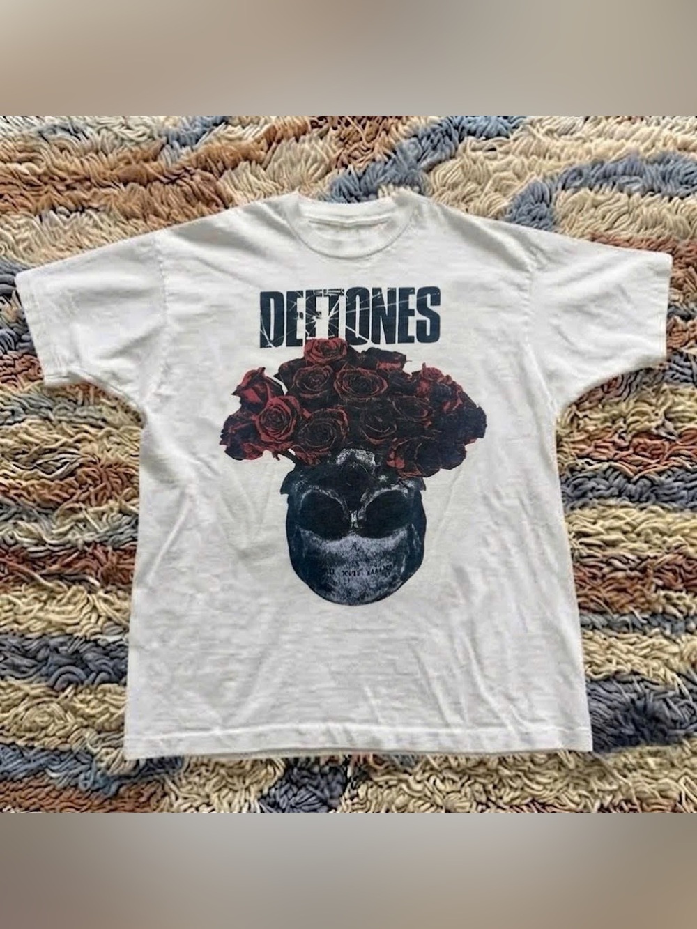 Vintage White Deftones Graphic Tee with Red Rose Skull